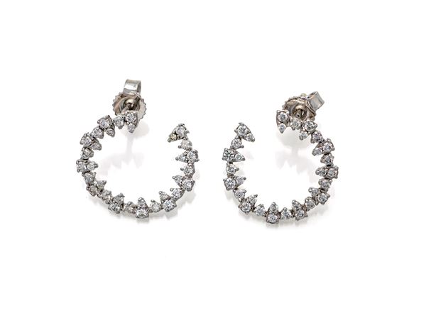 Coppia di orecchini a cerchio in oro e brillanti