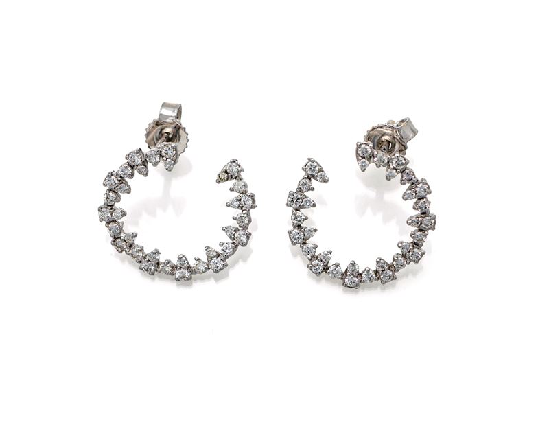 Coppia di orecchini a cerchio in oro e brillanti