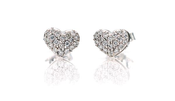 Coppia di orecchini a cuore in oro e brillanti