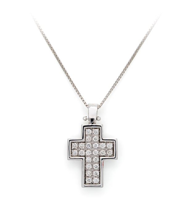 Pendente a croce in oro e brillanti
