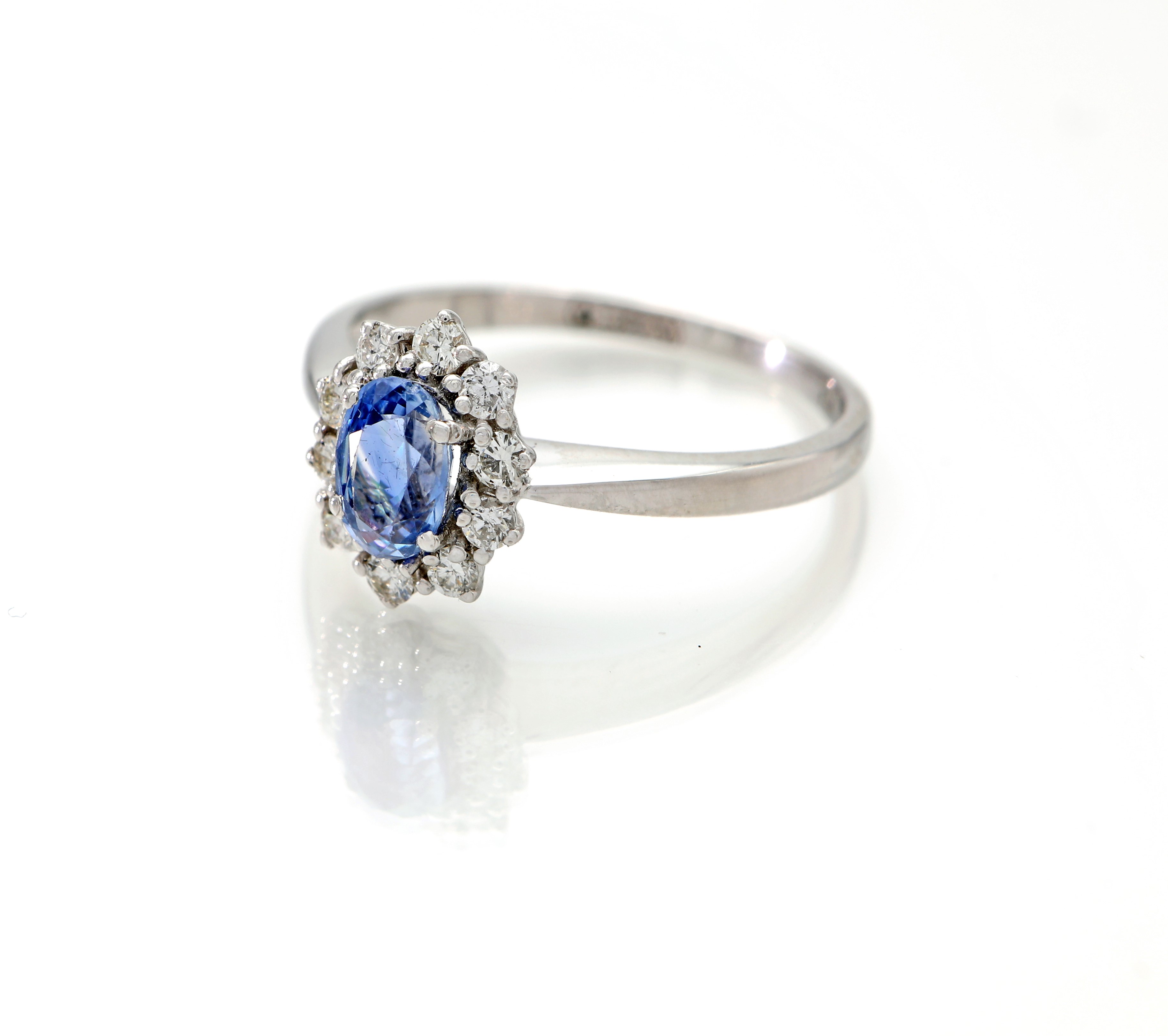 Anello in oro, zaffiro e brillanti