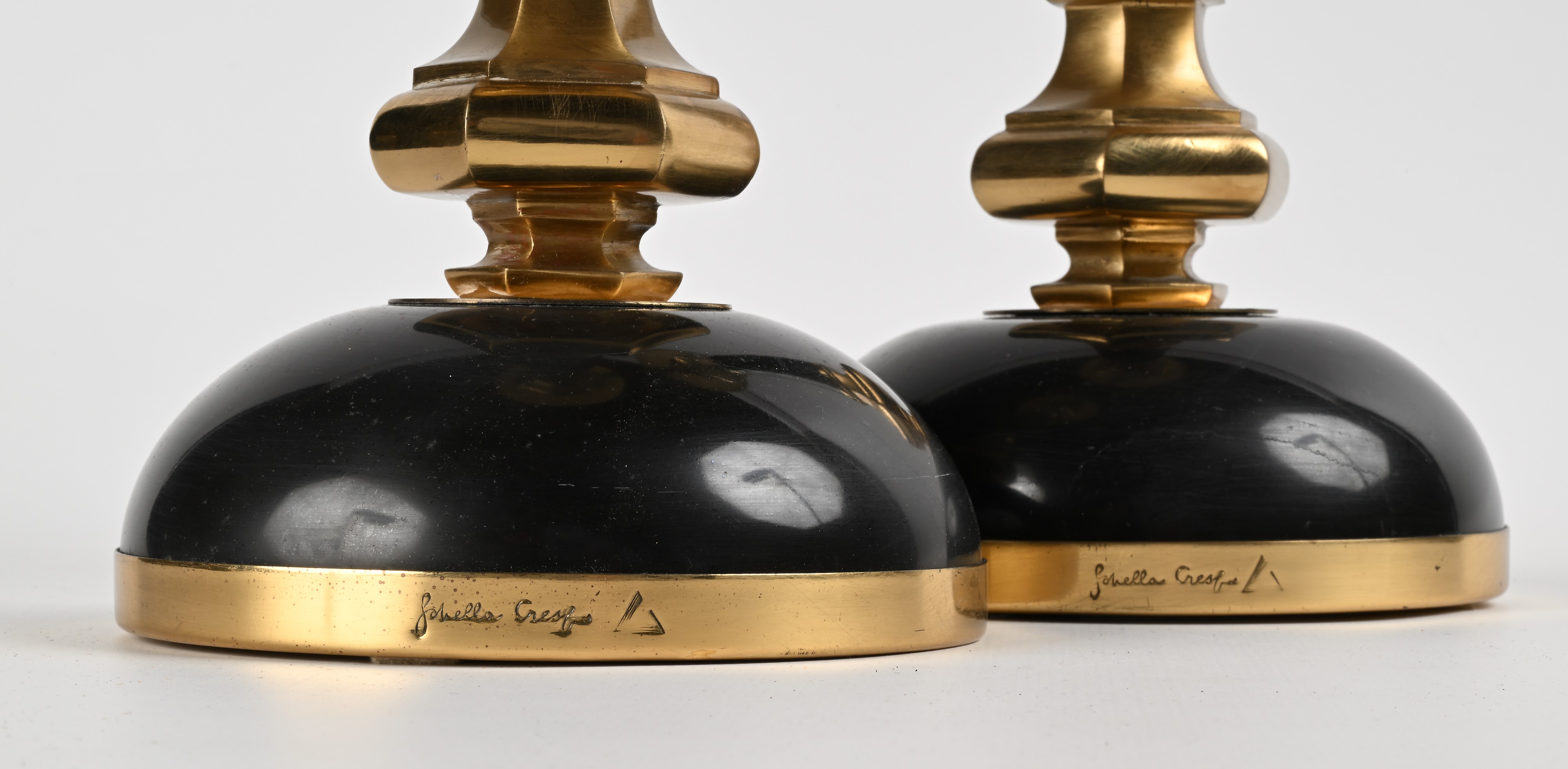 Coppia di eleganti candelieri in marmo nero e ottone