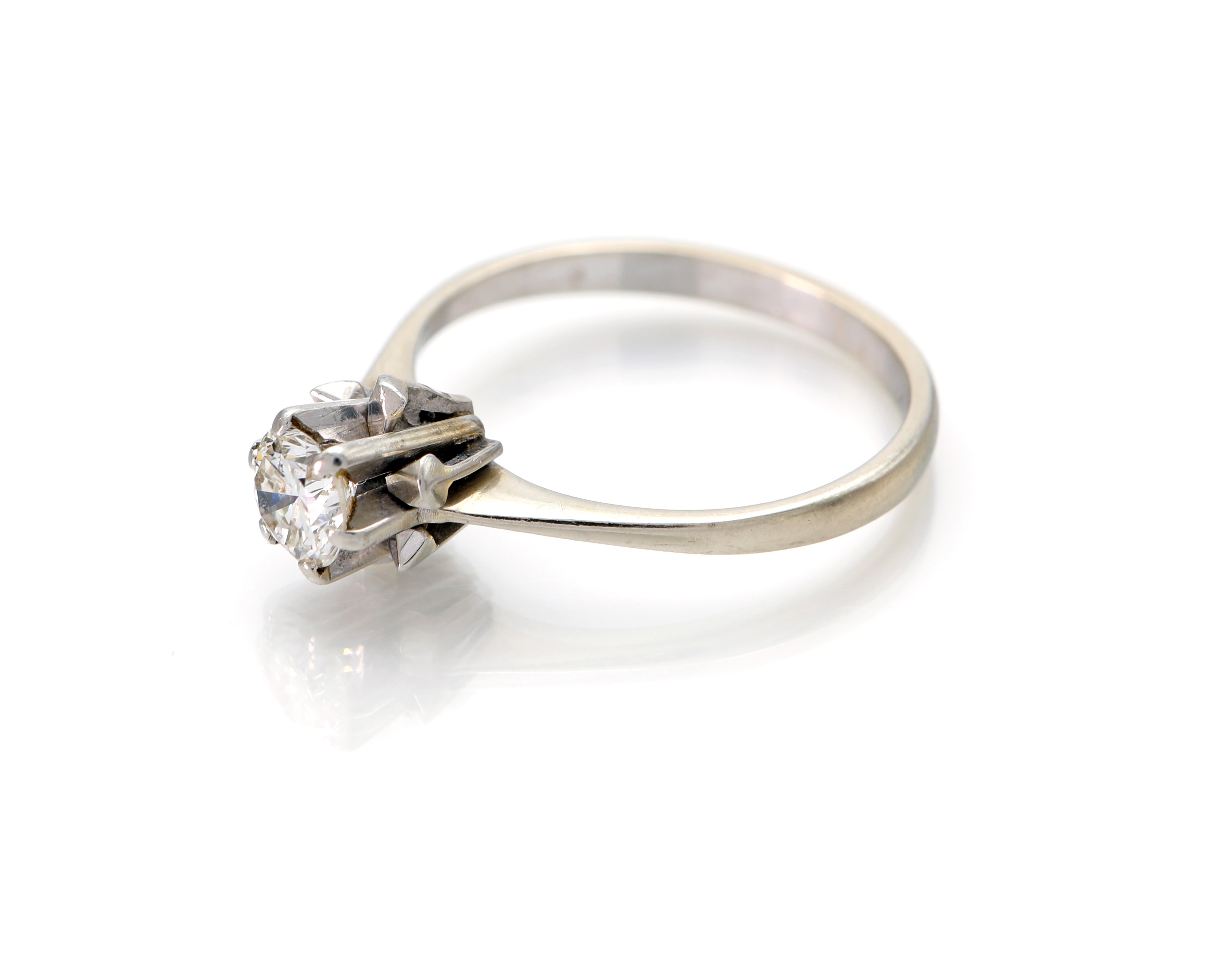 Anello in oro e brillante solitario