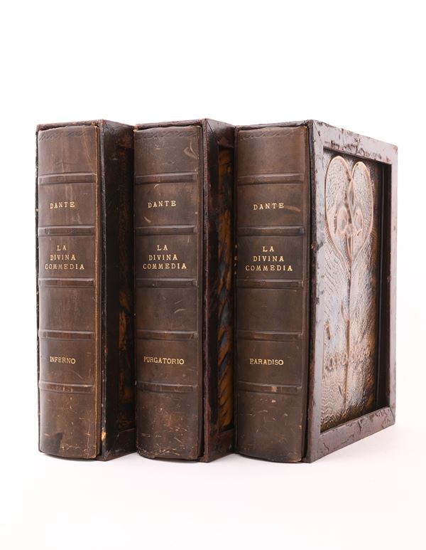 Divina Commedia con illustrazioni di Salvador Dalì. In edizione lusso a tiratura limitata con legatura artistica in pelle e piatti figurati in rame sbalzato. Entro cofanetti. Corredato dall'originale leggio in legno e vetro.  Il Leggio misura cm 173,5x70x70