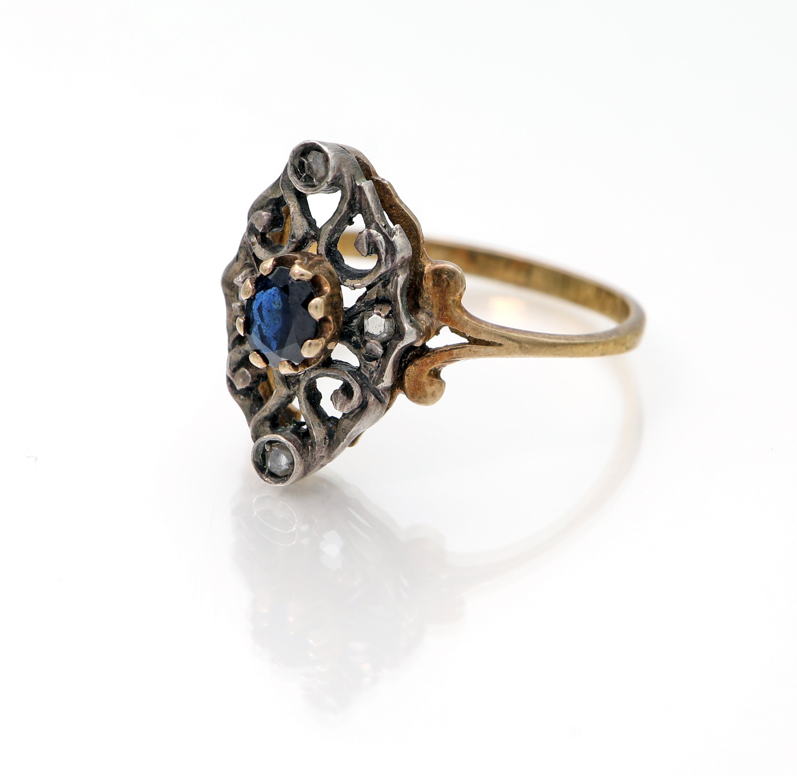 Anello antico in oro, argento, zaffiro e diamanti