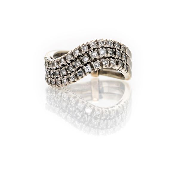 Anello in oro e brillanti a tre file