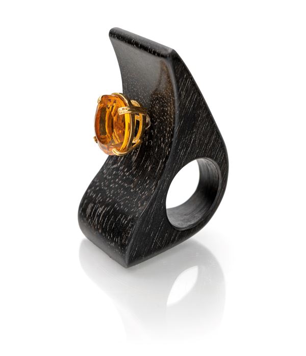 Grande anello in ebano, oro e quarzo citrino