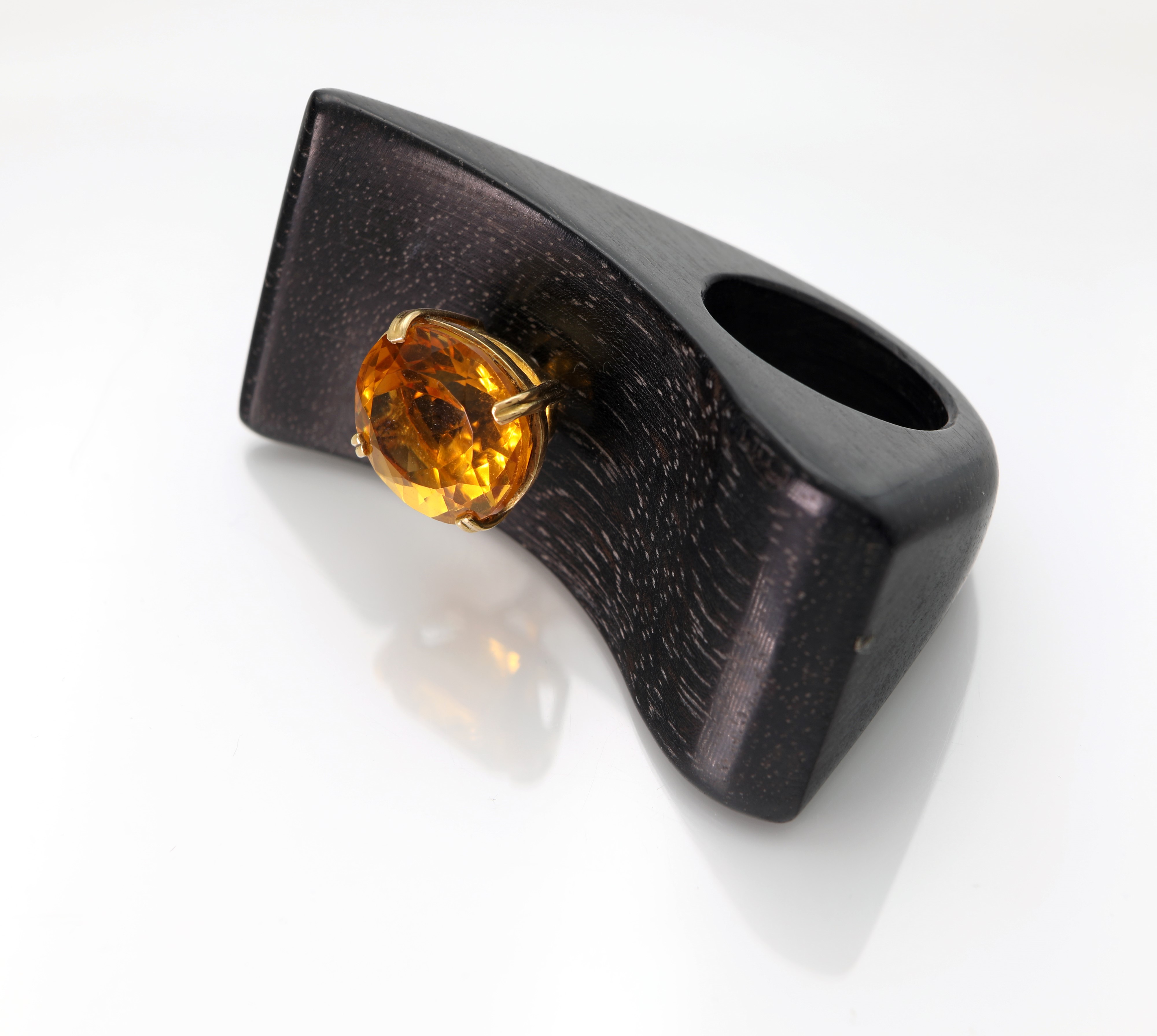 Anello in ebano, oro giallo 750/000 e quarzo citrino