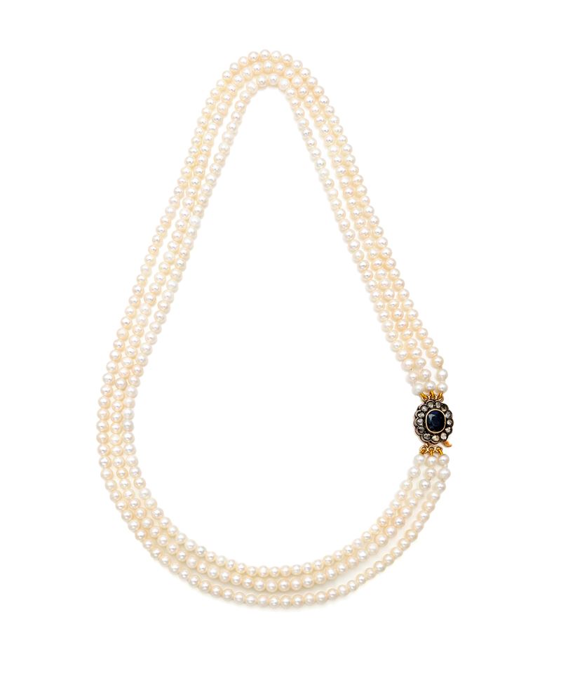 Collana a tre fili di perle con chiusura in oro, diamanti e zaffiro