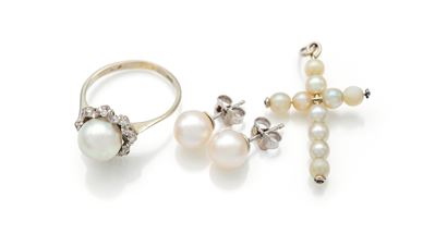 Anello e orecchini con pendente a croce in oro bianco e perle