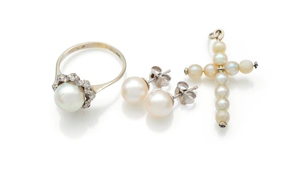 Anello, orecchini e pendente a croce in oro e perle