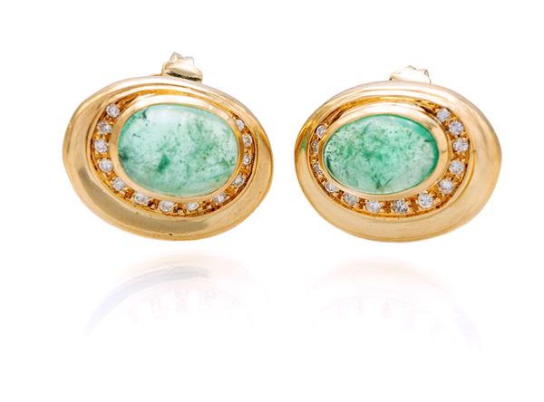 Coppia di orecchini in oro, smeraldi e brillanti
