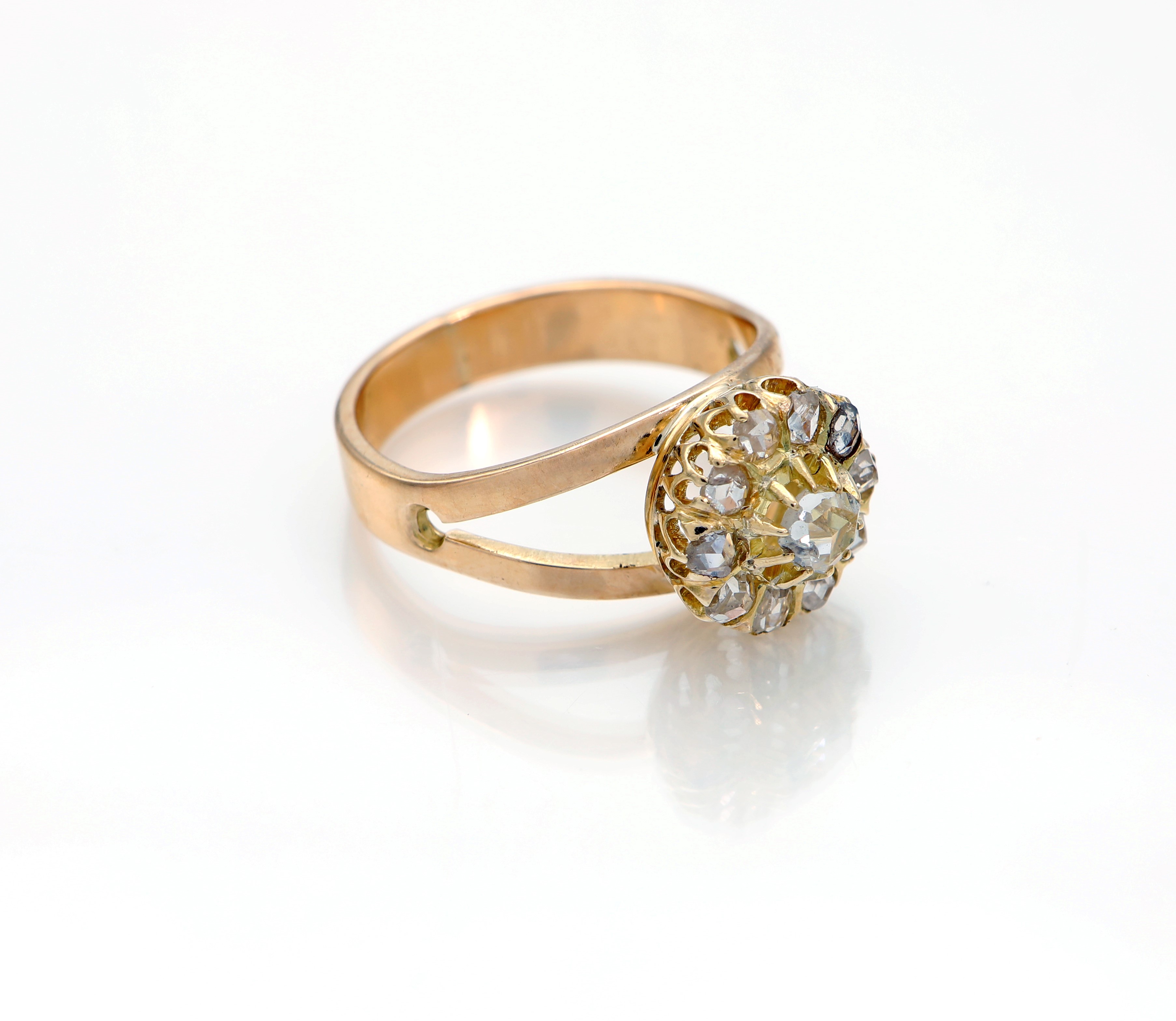 Anello a Fiore in Oro e Diamanti