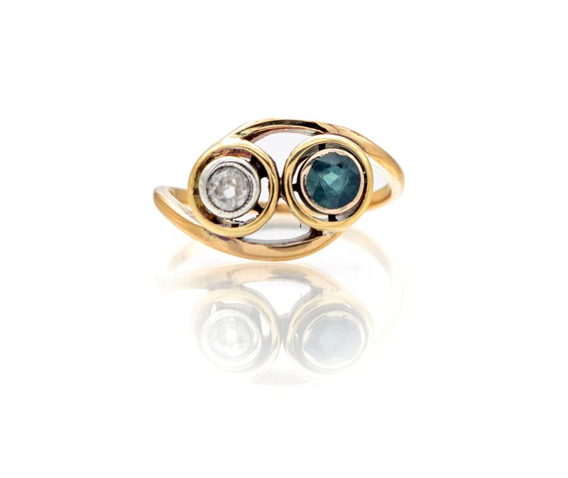 Anello antico in oro, diamante e zaffiro