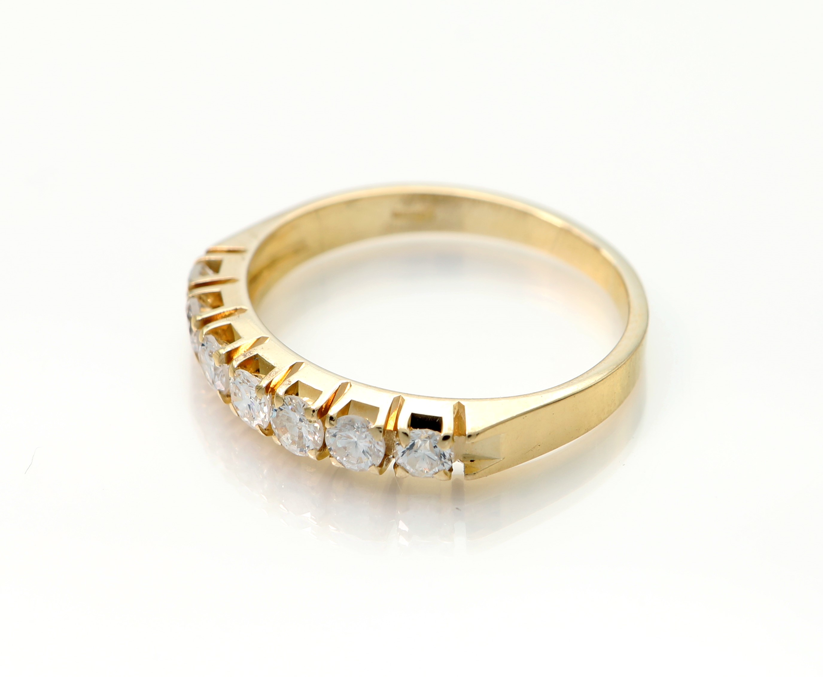 Anello a riviera in oro e brillanti