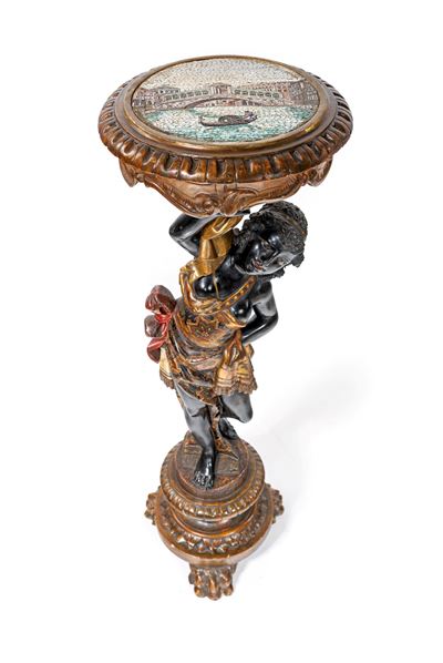 Guéridon in legno intagliato e dorato a figura di servitore moro, Venezia, XX secolo, con piano a...