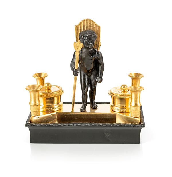Piccolo calamaio figurato in bronzo dorato e brunito con figura di amorino, Francia, XIX secolo