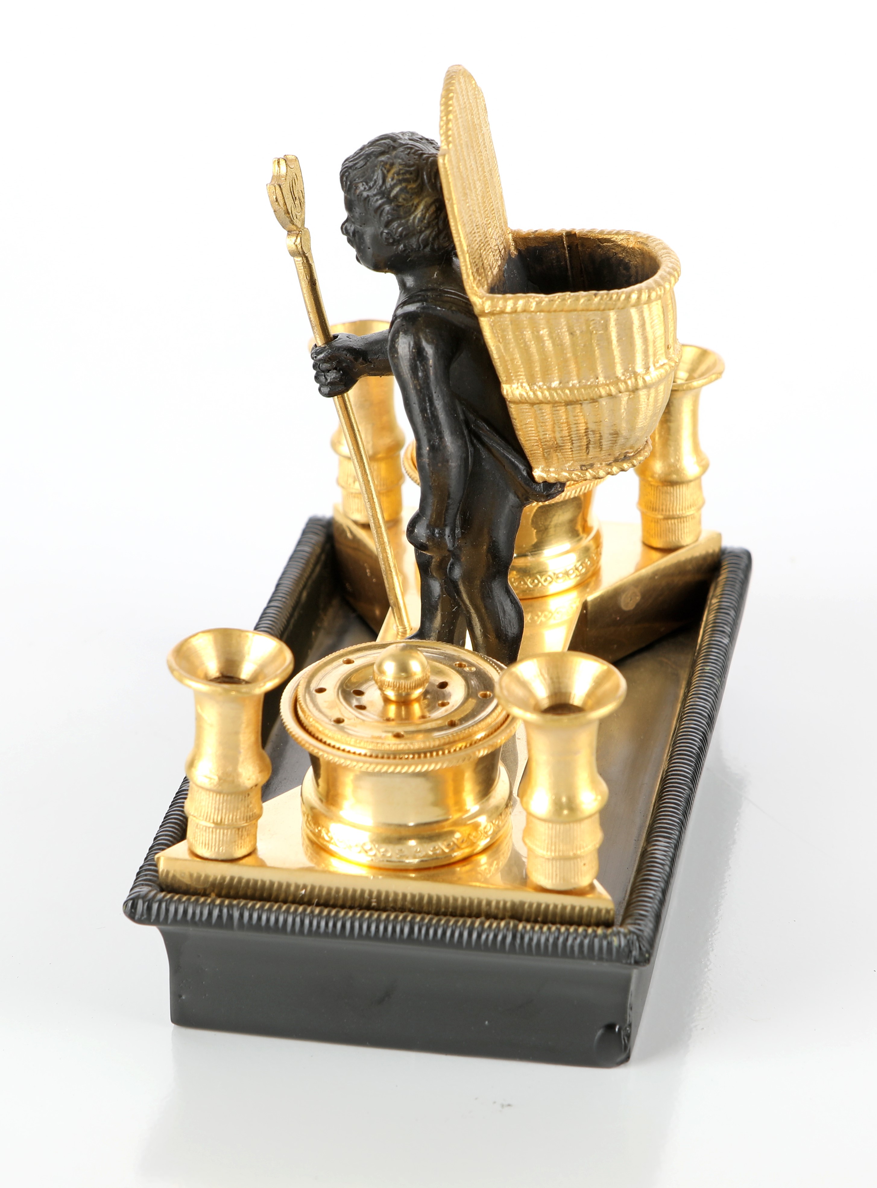 Piccolo calamaio figurato in bronzo dorato e brunito con figura di amorino, Francia, XIX secolo