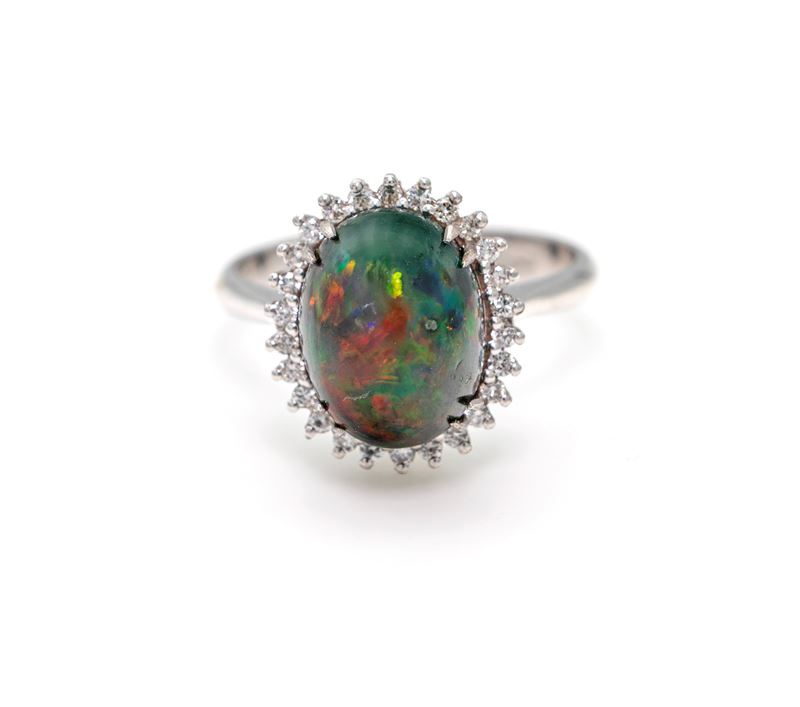 Anello in oro, opale e brillanti