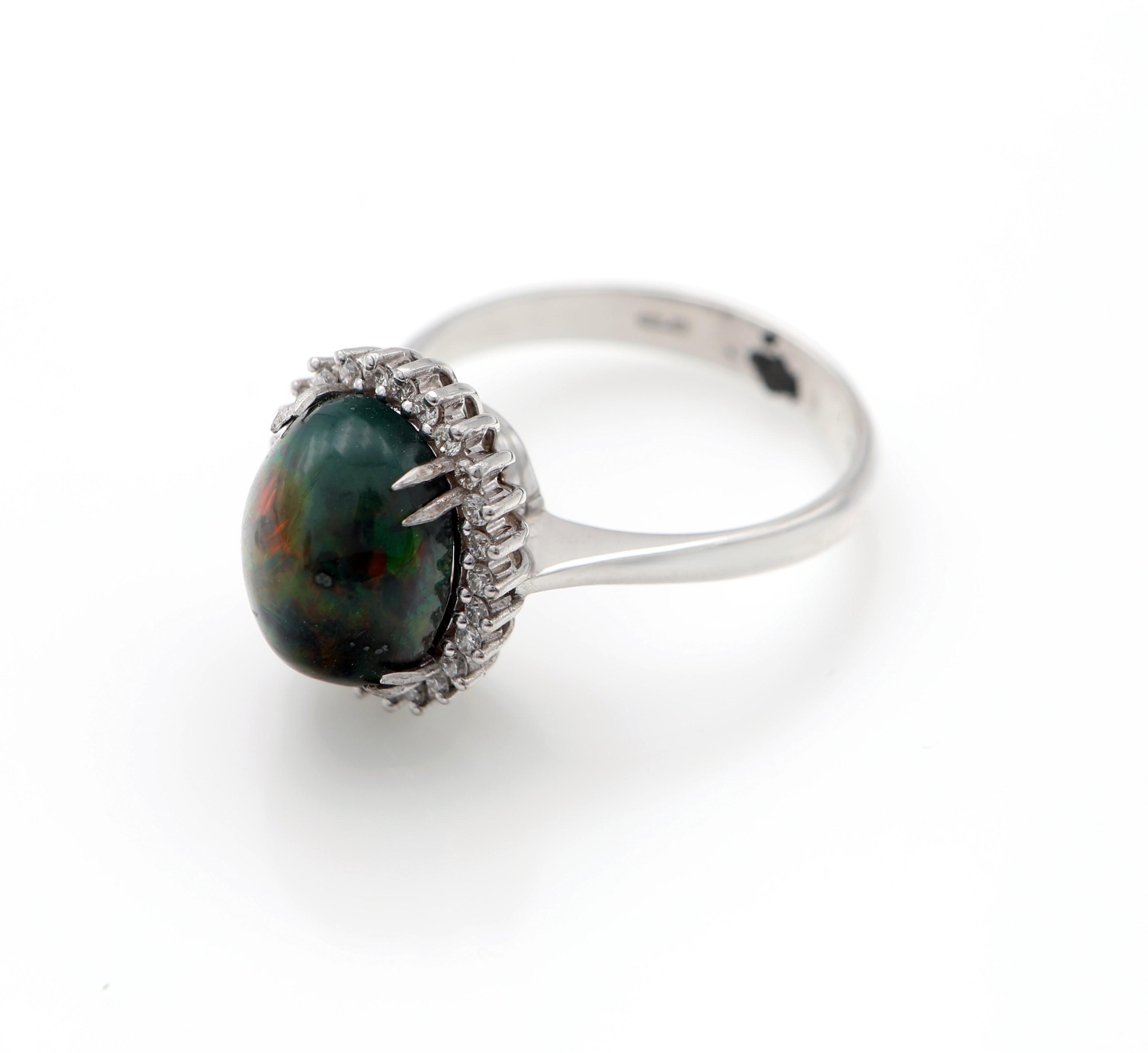 Anello in oro, opale e brillanti