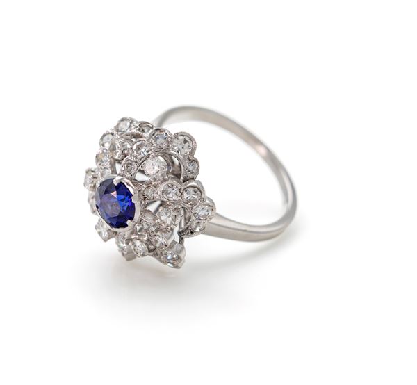 Anello a fiore, zaffiro e brillanti