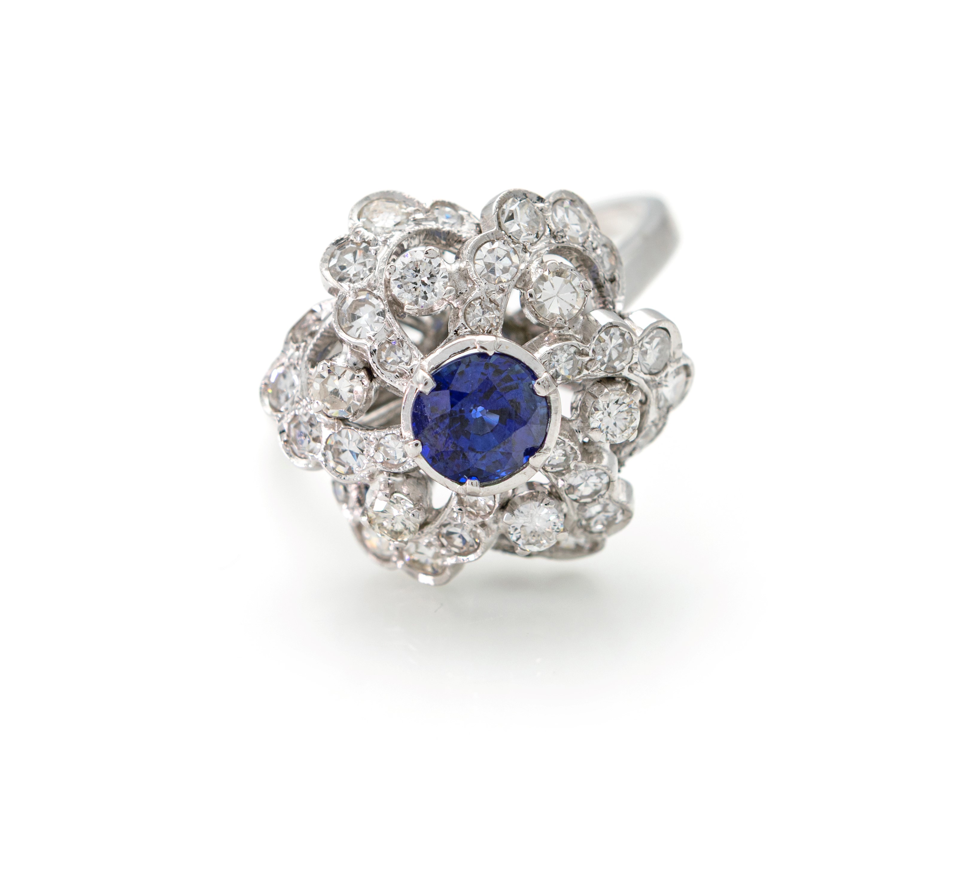 Anello a fiore, zaffiro e brillanti