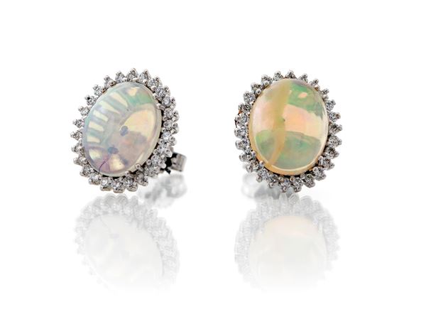 Coppia di orecchini in oro, opale e brillanti