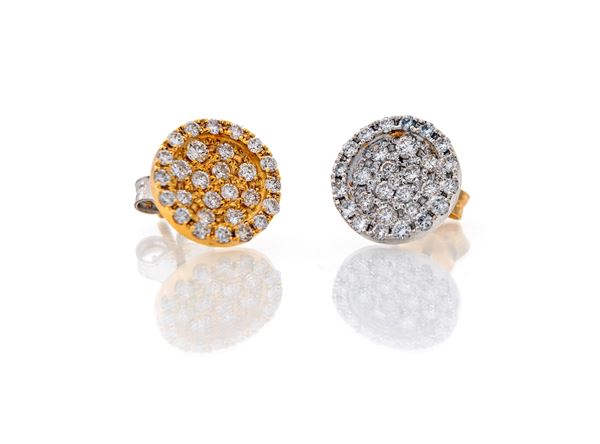Coppia di orecchini a bottone in oro e brillanti