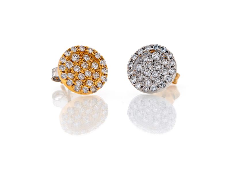 Coppia di orecchini a bottone in oro e brillanti