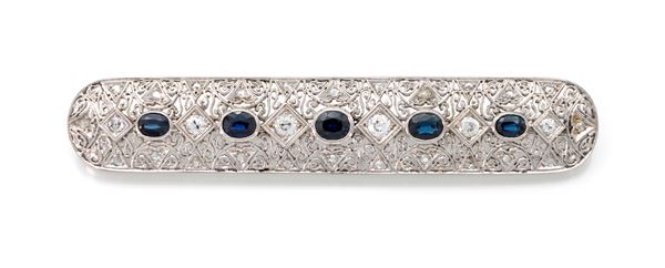 Spilla decò in oro, zaffiri e brillanti