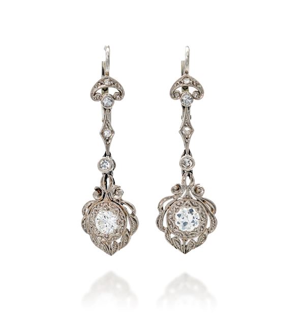 Coppia di orecchini pendenti, decò, in oro e brillanti