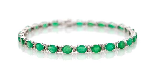 Bracciale tennis in oro, smeraldi e brillanti