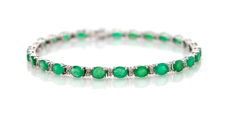 Bracciale tennis in oro, smeraldi e brillanti
