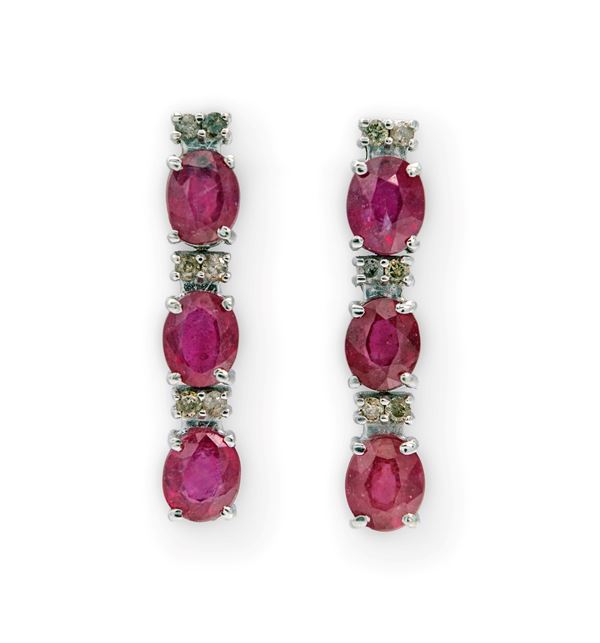 Coppia di orecchini pendenti in oro, rubini e brillanti