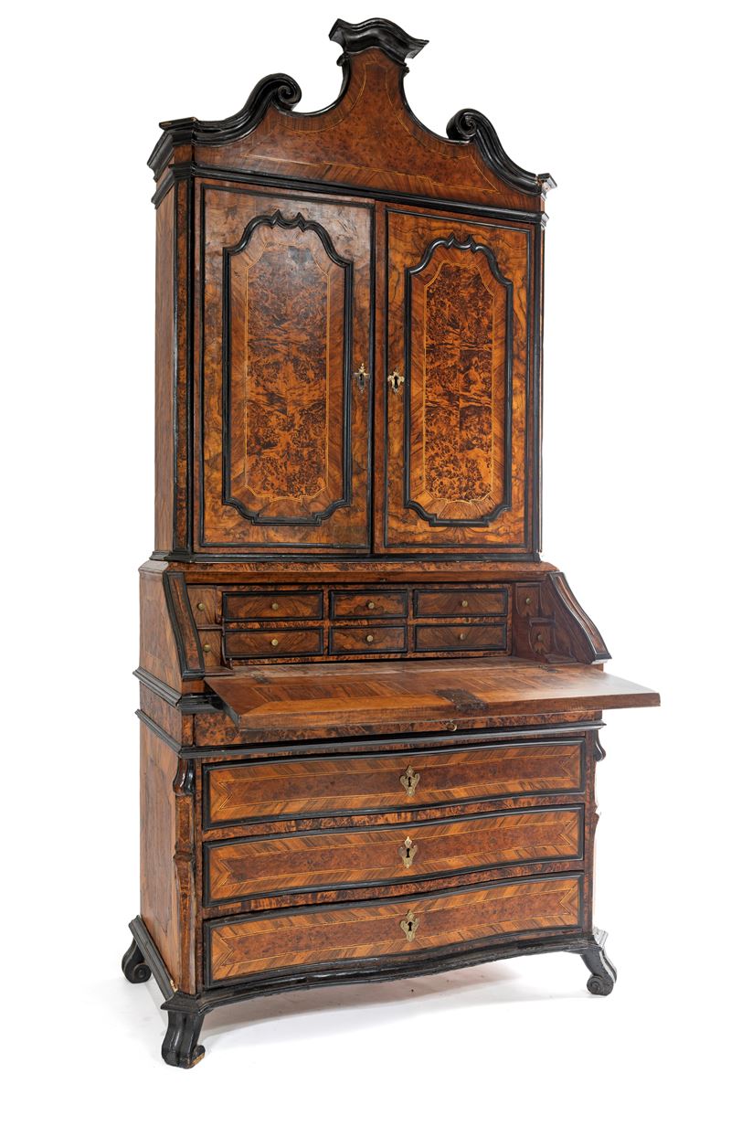 Cassettone a ribalta con alzata in radica, Lombardia, XVIII secolo