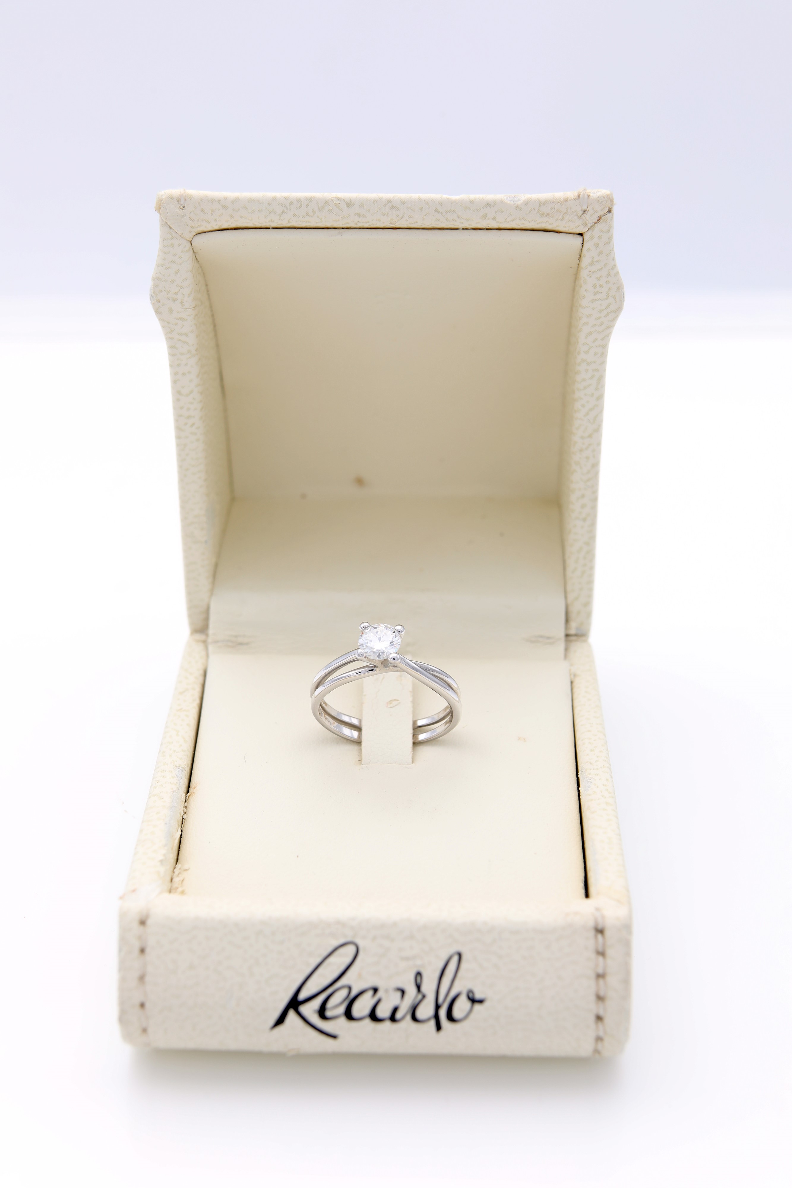 Recarlo, anello in oro con brillante solitario