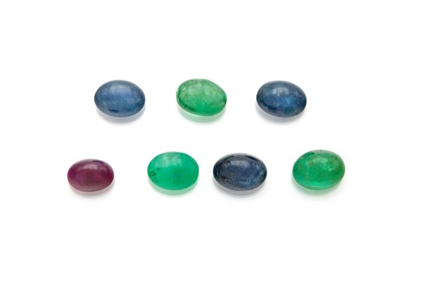 Gruppo di 7 zaffiri, smeraldi e rubini in taglio cabochon ct 11,95
