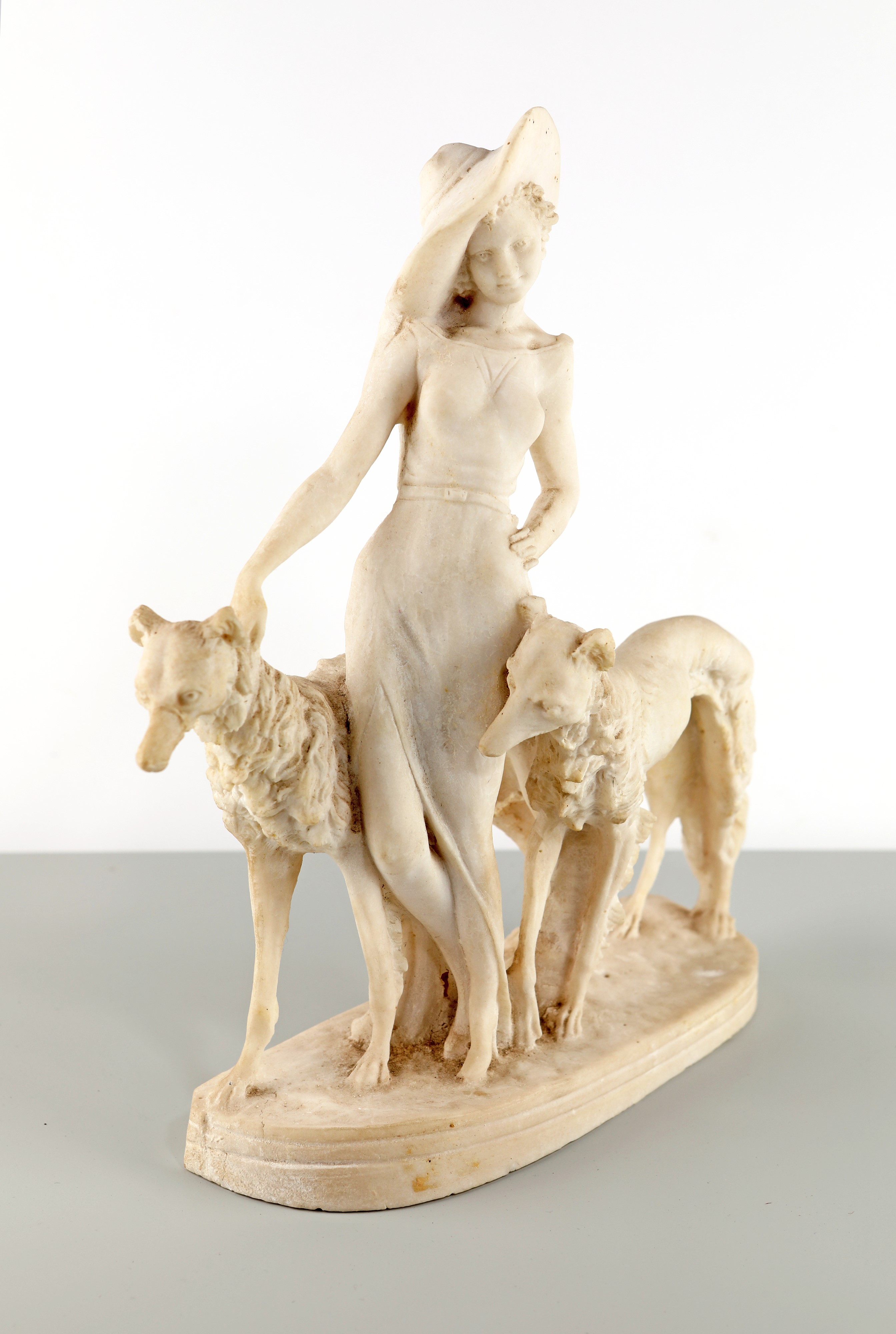 Gruppo in alabastro raffigurante "Sultana", una giovane donna con cappello e cani levrieri