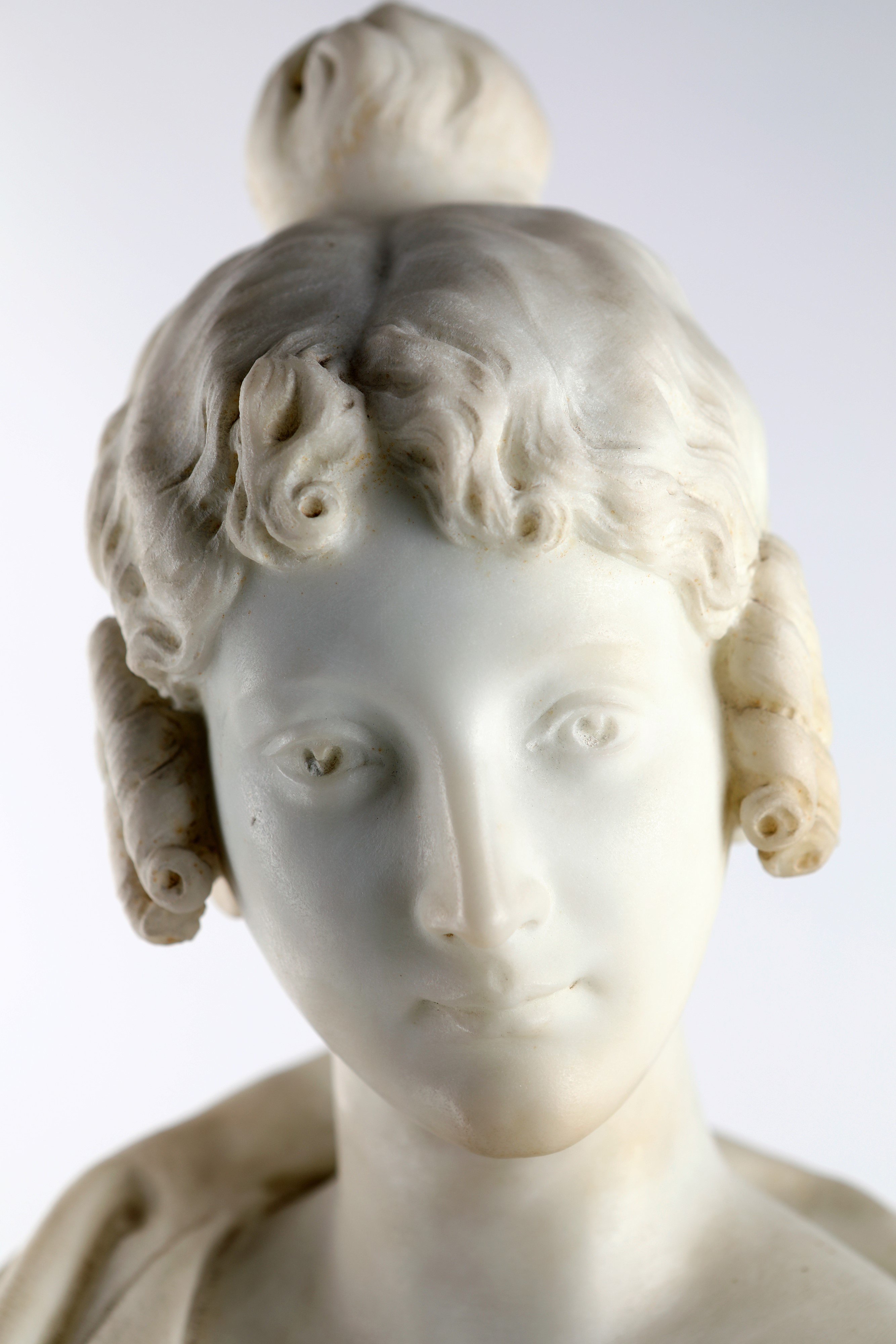 Scultore del XIX Secolo - Busto di giovinetta in marmo bianco