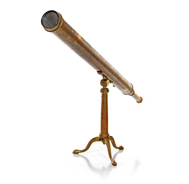 Telescopio da tavolo in ottone con treppiede, XIX secolo, dotato di oculari intercambiabili
