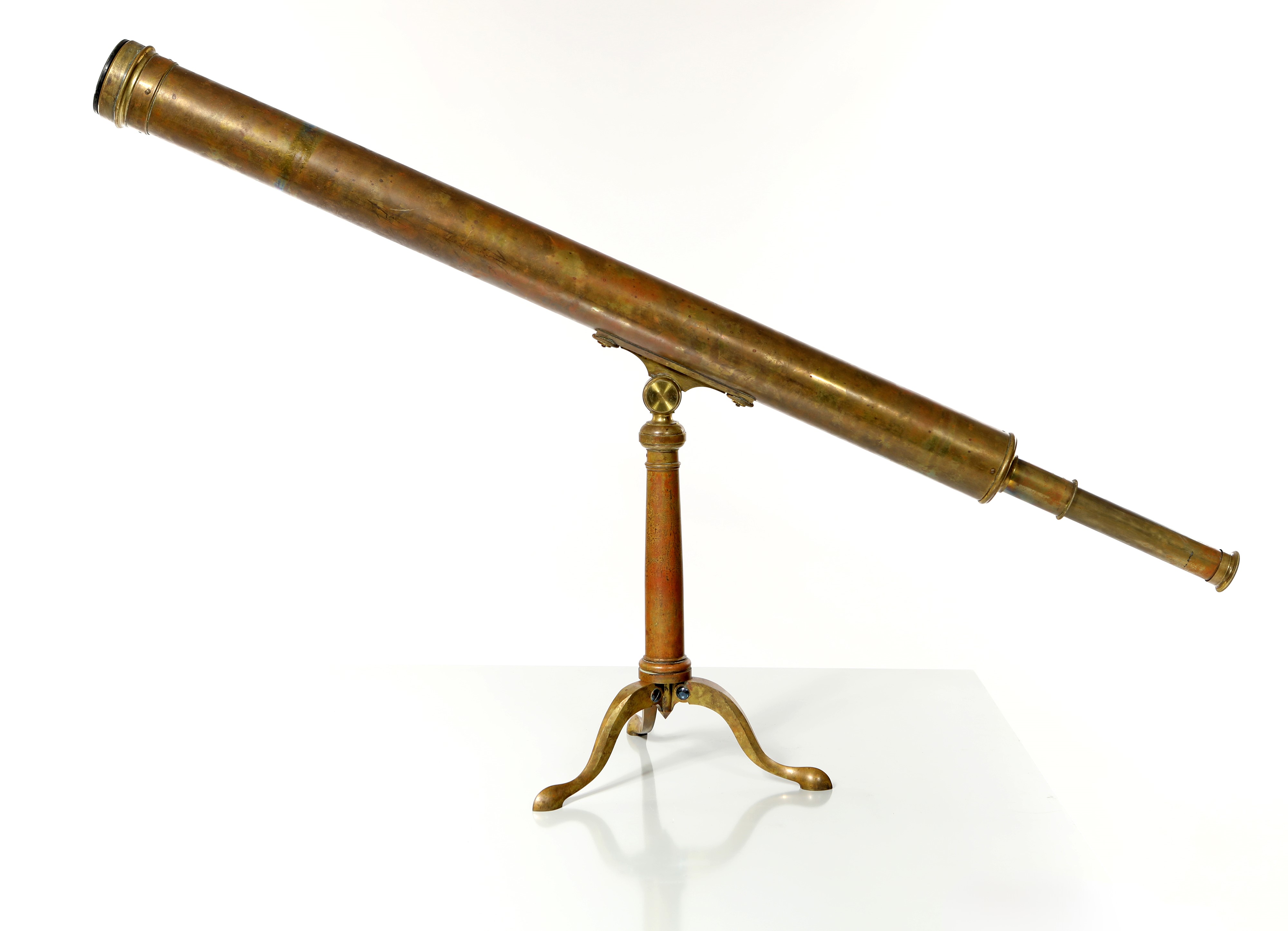 Telescopio da tavolo in ottone con treppiede, XIX secolo, dotato di oculari intercambiabili
