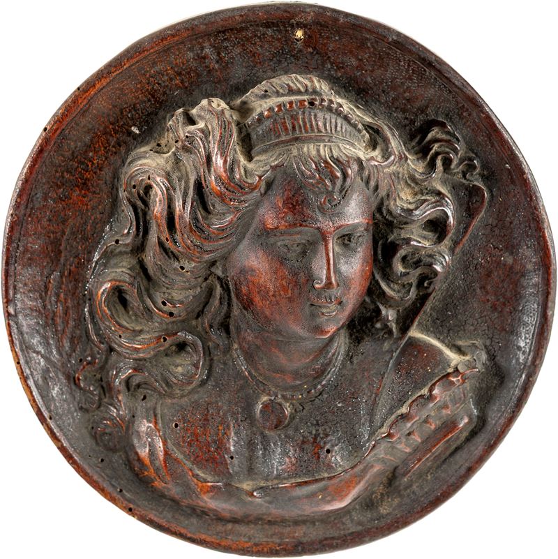 Altorilievo neorinascimentale circolare in legno, raffigurazione di busto femminile