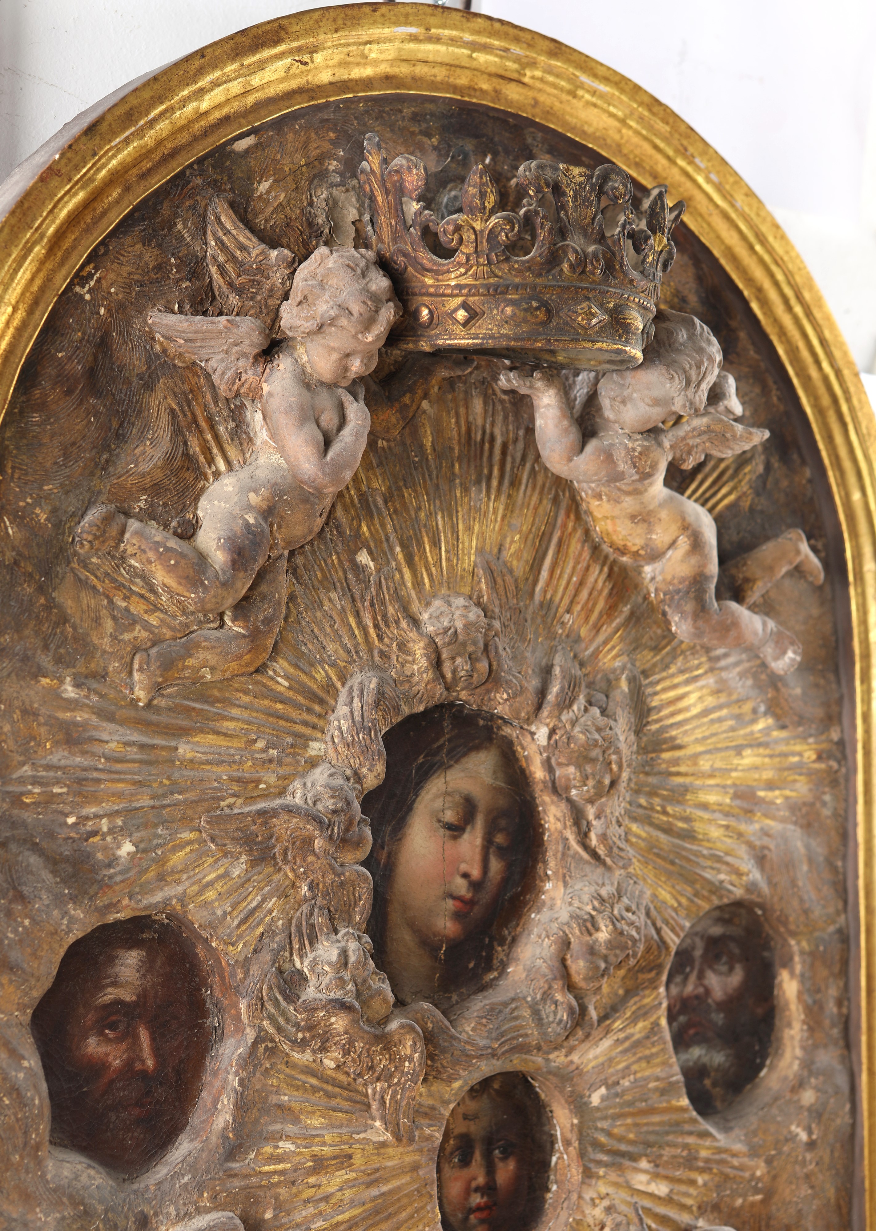 Rivestimento in terracotta dorata di un'immagine della Sacra Famiglia