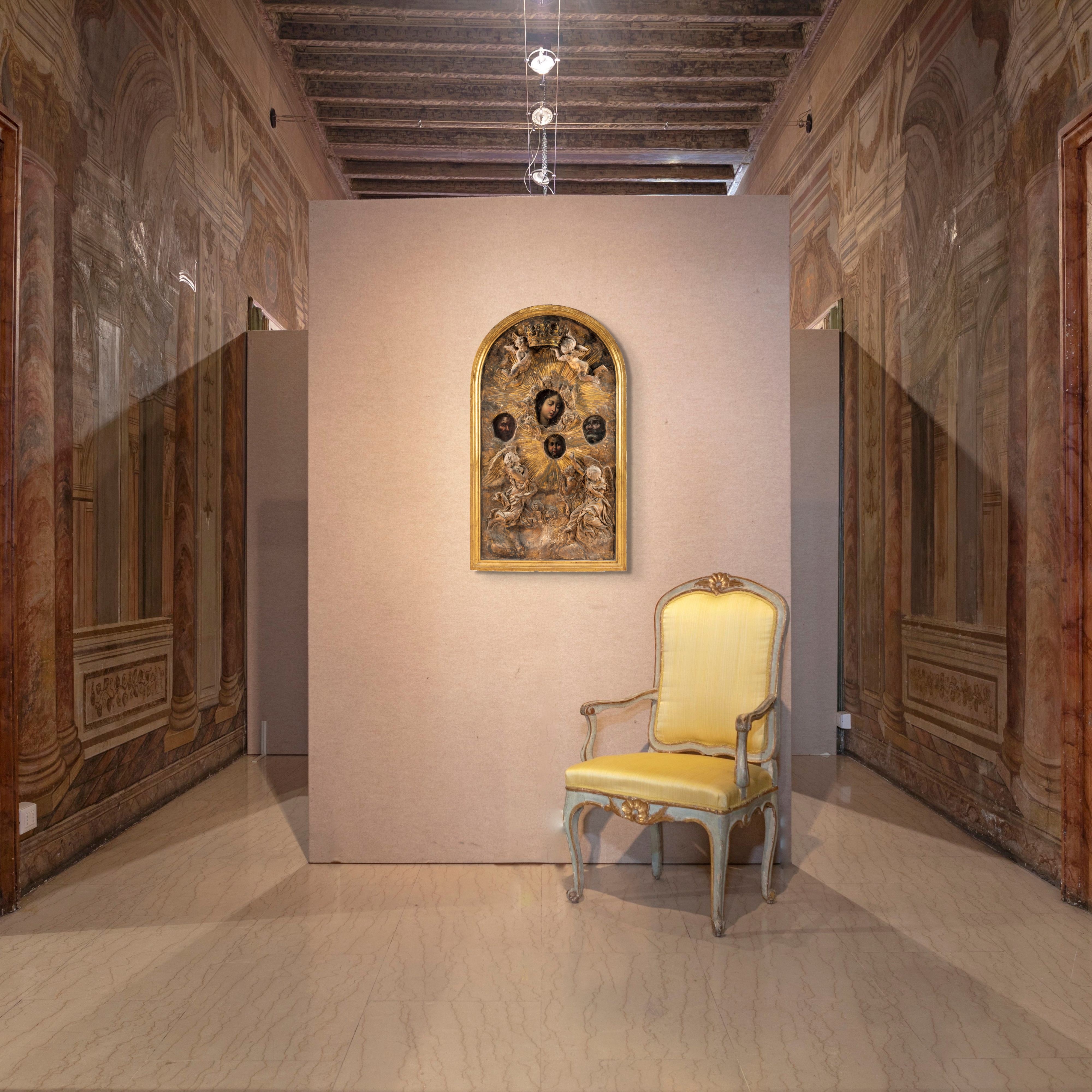 Rivestimento in terracotta dorata di un'immagine della Sacra Famiglia