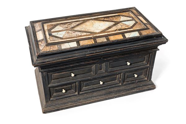 Stipo il legno ebanizzato con piano in commesso di marmi antichi, XVII secolo