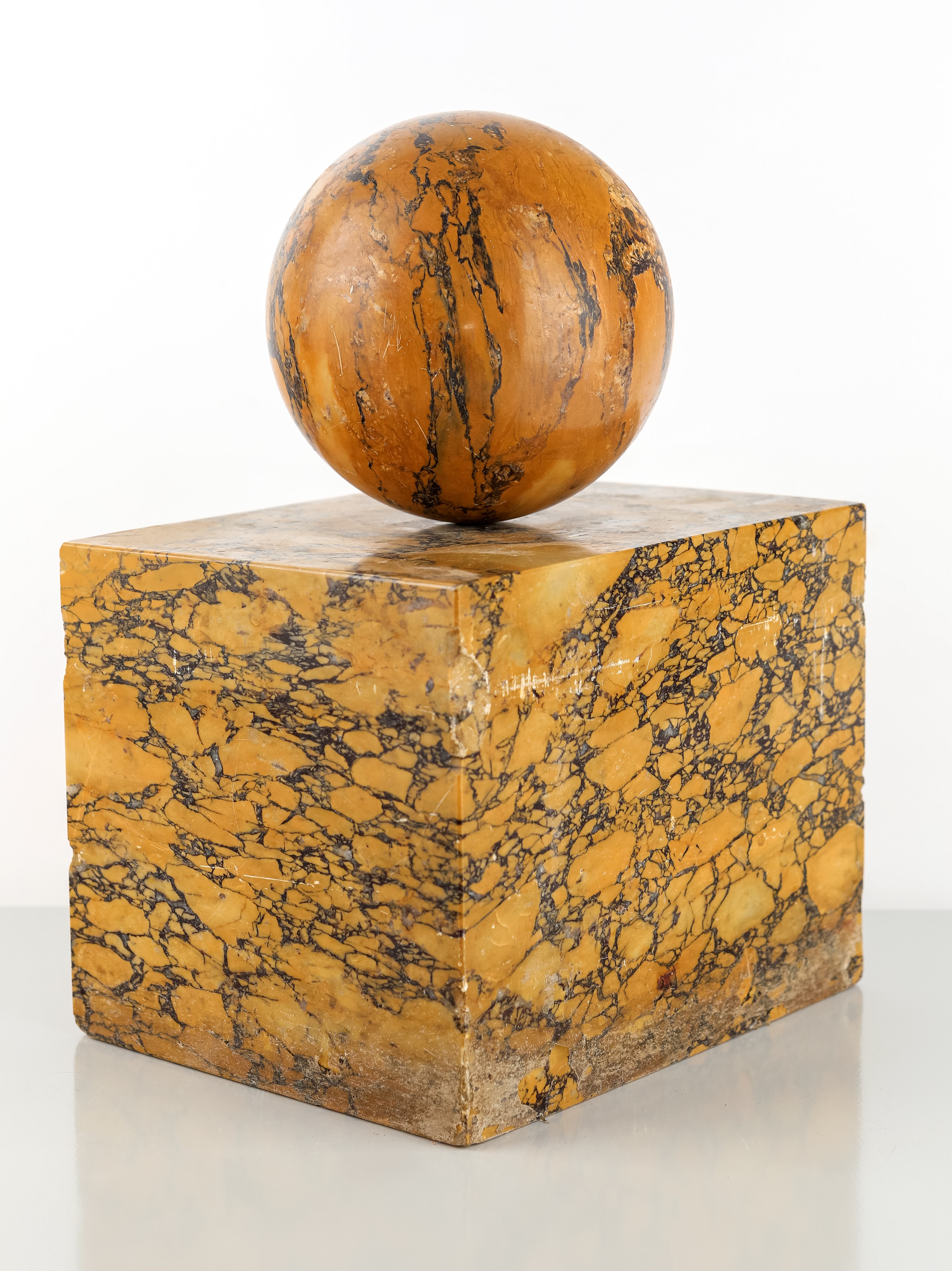 Scultura in marmo giallo broccatello di Siena