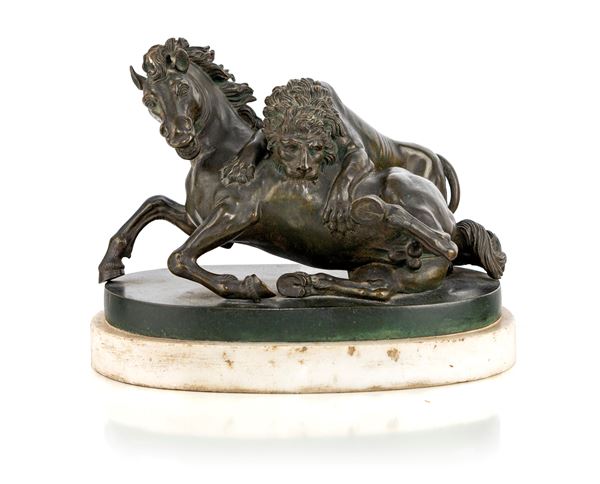 Scultura in bronzo raffigurante un leone che assale un cavallo, XIX secolo