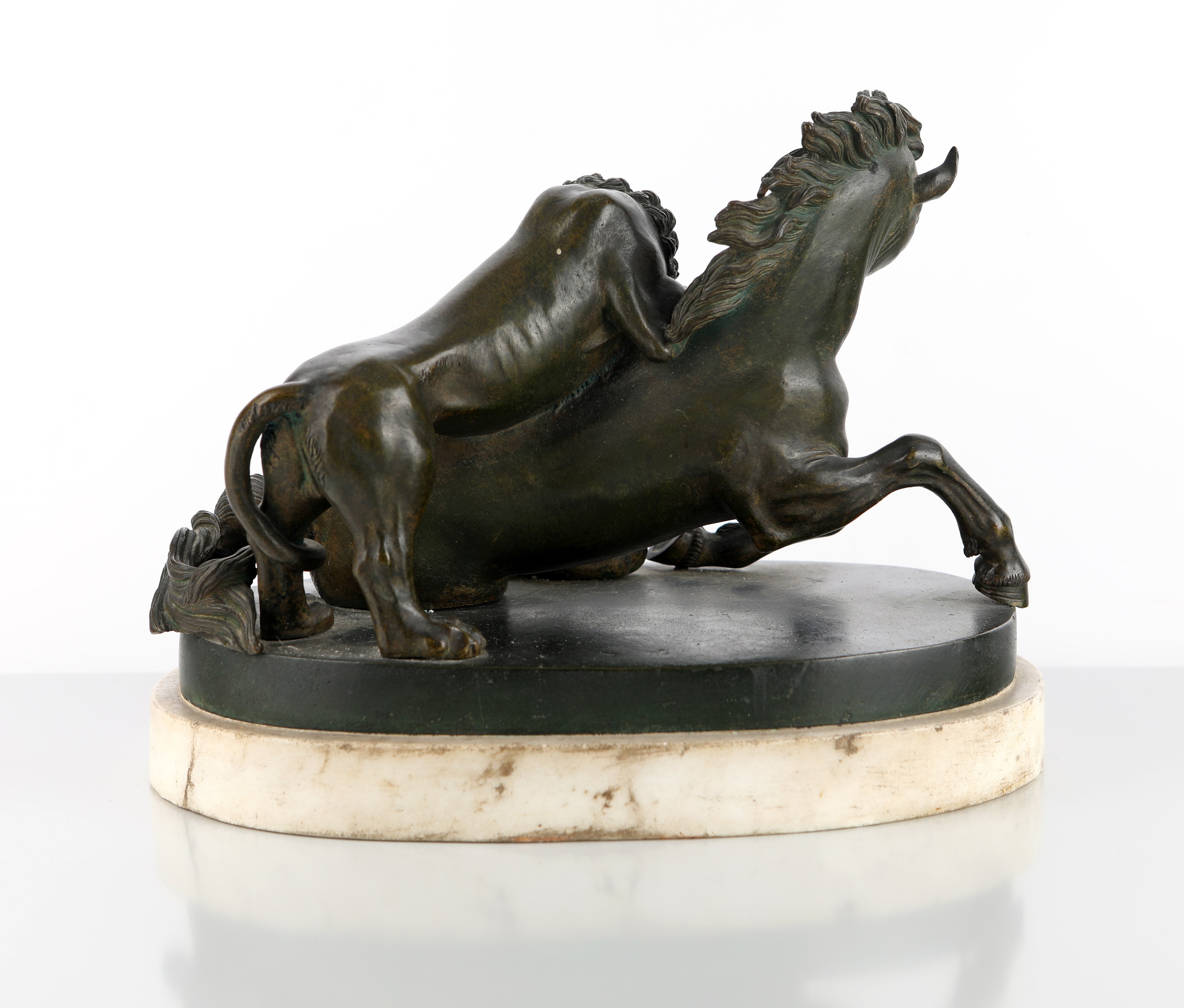 Scultore anonimo, Scultura in bronzo raffigurante un leone che assale un cavallo, XIX secolo