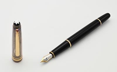 Montblanc, Meisterstück - Penna stilografica in vernice nera con cappuccio in argento 925/000 e p...