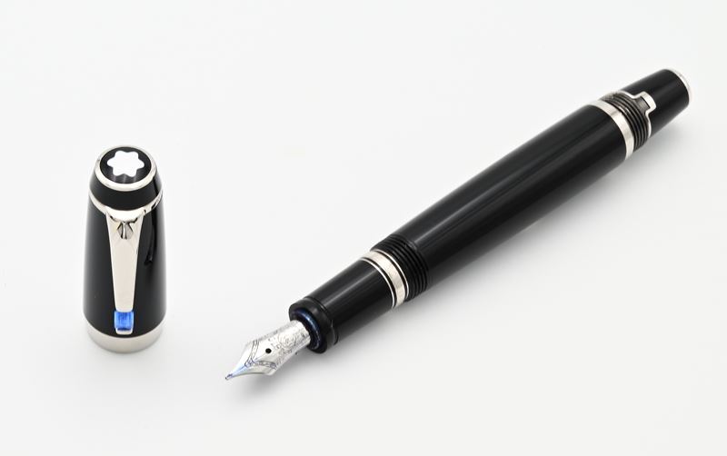 Montblanc, Boheme Blue - Penna stilografica con pennino retrattile in resina nera, dettagli in pl...